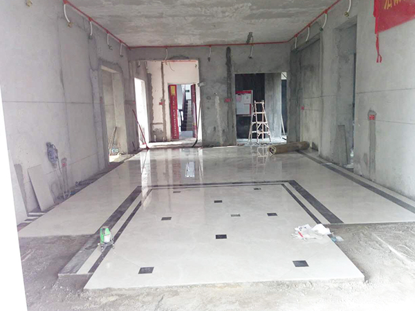 东莞月荷居装修工地现场的瓷砖铺设阶段